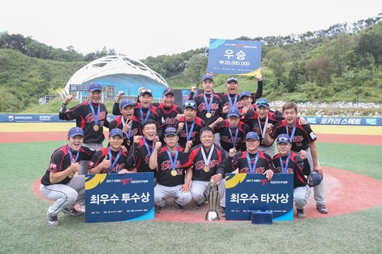 2017 KBO 챌린저스 직장인 야구대회 우승을 차지한 경북 쏠라이트. /사진=KBO 제공