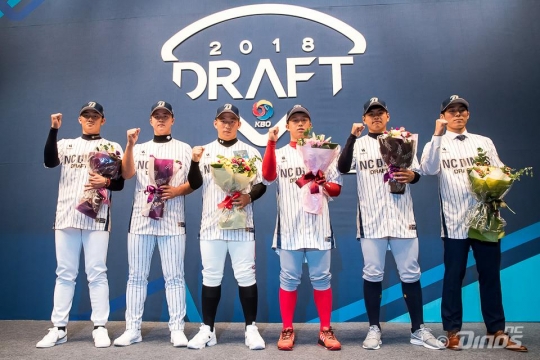 왼쪽부터 김시훈, 김형준, 오영수, 김재균, 김철호, 이승헌/사진=NC 제공