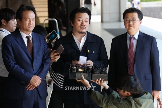 이상호 기자(사진 가운데)/사진=홍봉진 기자