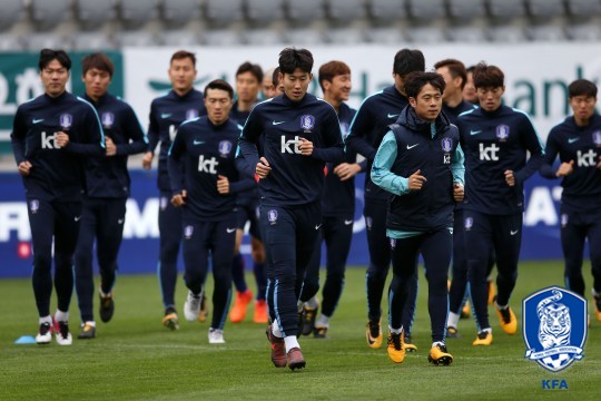 가장 앞에서 몸을 풀고 있는 손흥민. /사진=대한축구협회 제공