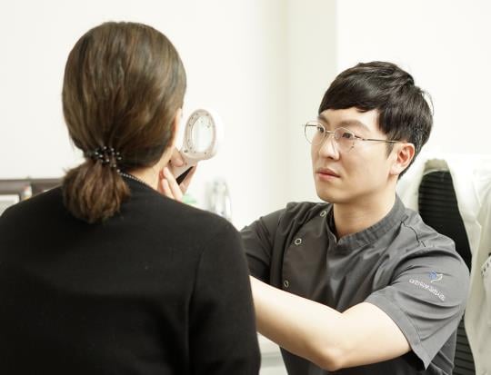 최승일 원장이 환자의 상태를 들여다보고 있다/사진제공=영통 퍼스트미피부과