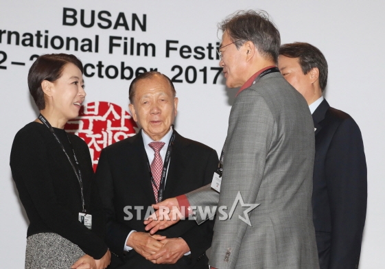 제22회 부산국제영화제를 찾은 문재인 대통령이 강수연 집행위원장, 김동호 이사장과 악수를 하고 있다/사진=이기범 기자