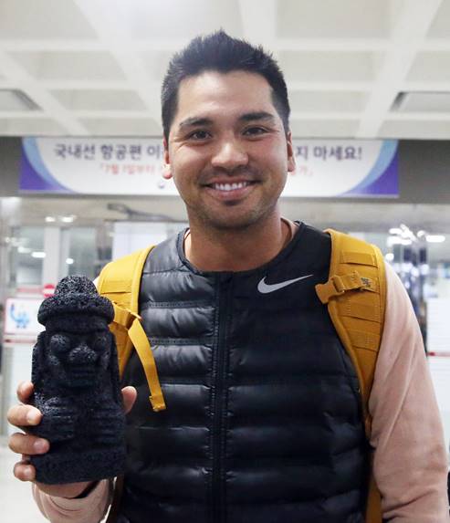 제주국제공항으로 입국한 제이슨 데이가 돌하르방을 들고 기뻐하고 있다./사진=JNA 제공