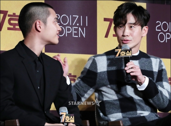 도경수와 신하균/사진=김창현 기자