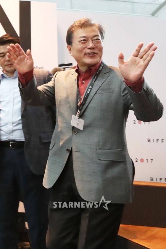 10월15일 현직 대통령으로는 처음으로 부산국제영화제를 찾은 문재인 대통령이 사람들의 환호에 답하고 있다/사진=이기범 기자