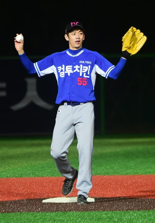 2루 수비를 보고 있는 이용대 /사진=한스타 제공