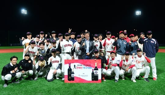인터미션(왼쪽)과 공놀이야 기념촬영 모습 /사진=한스타 제공