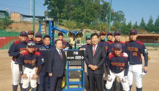 성지고 야구부에 피칭머신을 기증한 이만수 감독 /사진=헐크 파운데이션 제공.