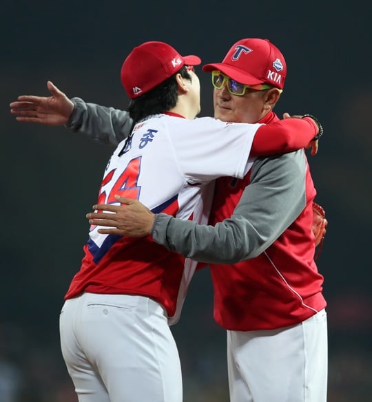 한국시리즈 2차전 승리 후 양현종과 포옹을 나누고 있는 김기태 감독. /사진=KIA 타이거즈 제공