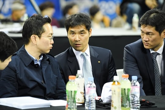 조동현 감독(가운데) /사진=KBL 제공