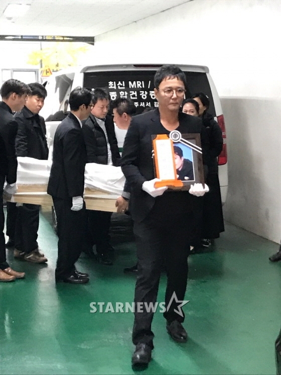 고 도민호의 영정사진을 들고 있는 육각수 멤버 조성환의 모습 /사진=이정호 기자