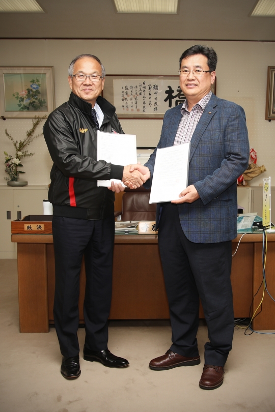 토야 코우헤이 시장(왼쪽), 임종택 단장(오른쪽) /사진=kt위즈 제공