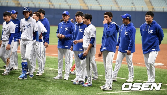 대표팀이 첫 연습경기서 2-6으로 졌다.