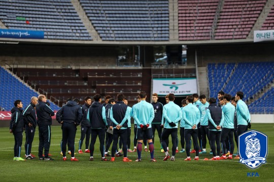 미팅을 갖고 있는 대표팀. /사진=대한축구협회 제공