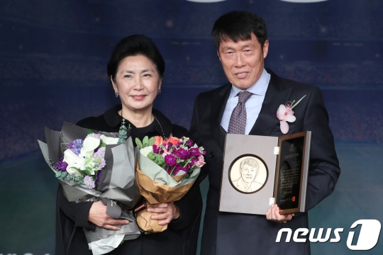 부인 오은미 여사와 자리한 차범근 전 국가대표팀 감독. /사진=뉴스1
