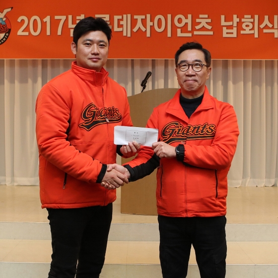 손승락(왼쪽) /사진=롯데 구단 제공