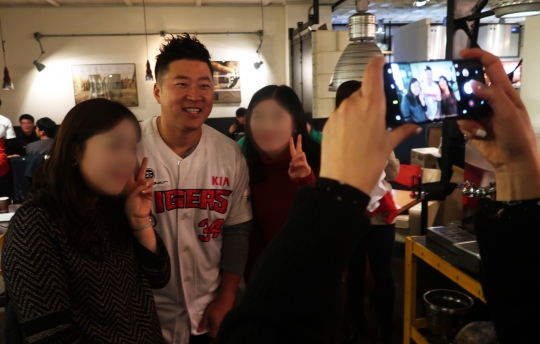 팬들과 기념촬영을 하고 있는 최형우(가운데) /사진=KIA 타이거즈 제공