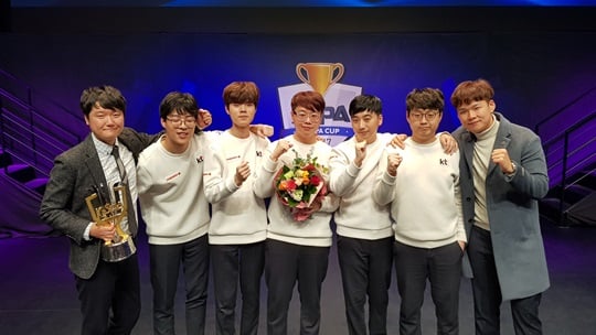 케스파컵 우승 후 기념사진을 촬용한 KT 롤스터 프로게임단 선수들. /사진=부산 KT 제공