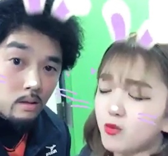 독수리한마당 '꽃길만 걷자'에서 여성팬과 꽁트를 선보인 이용규./한화이글스 페이스북 캡처