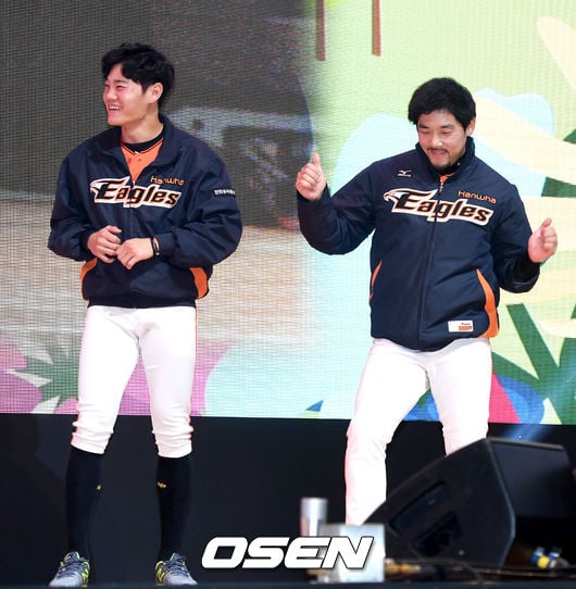 팬들의 요청에 기꺼이 춤을 추는 이용규.