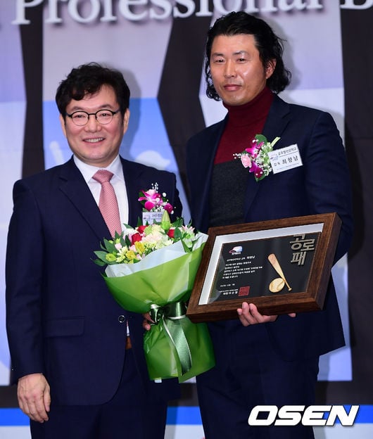 최향남 감독(오른쪽).
