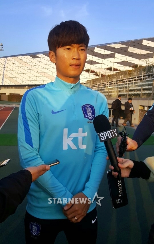 7일 공식훈련에 앞서 인터뷰에 임하고 있는 김진수 /사진=김우종 기자