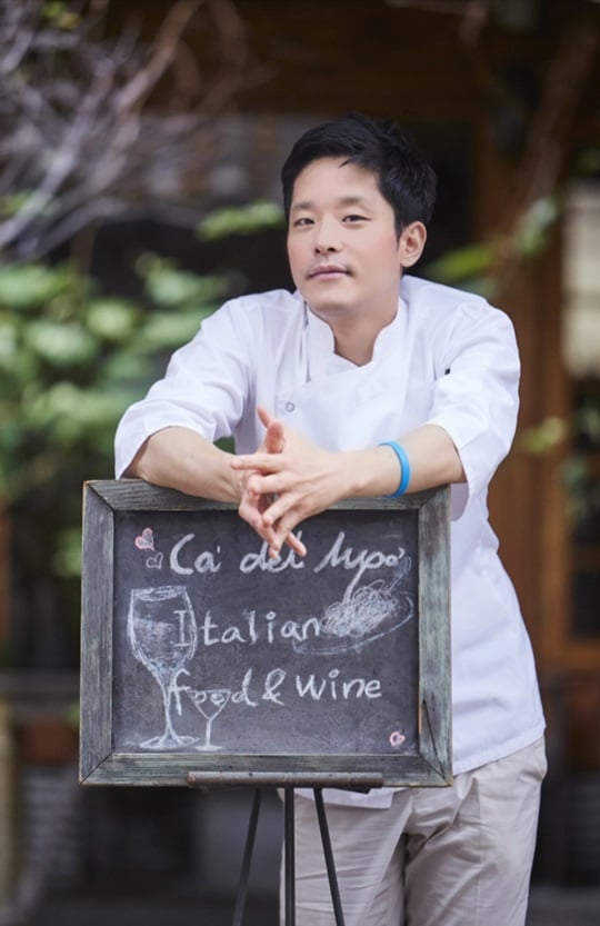 10일 부산 KT 홈경기에서 시투와 이벤트를 진행하는 이재훈 셰프. /사진=부산 KT 제공