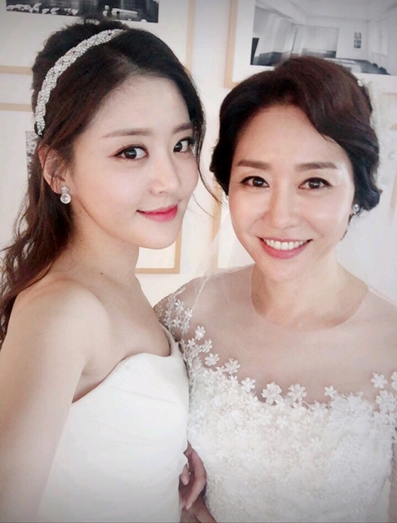 배우 김예령(사진 오른쪽)과 딸 김수현/사진=김예령 SNS