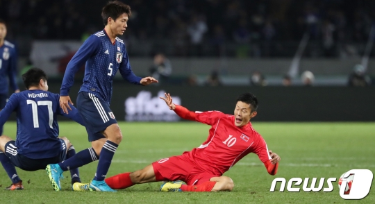 9일 오후 일본 도쿄 아지노모트 스타디움에서 열린 2017 동아시안컵(EAFF E-1 풋볼 챔피언십) 북한과 일본의 축구경기에서 안병준이 볼다툼 도중 넘어지고 있다. 2017.12.9/뉴스1