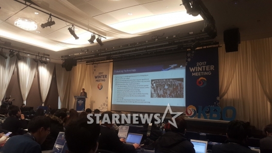 발표를 하고 있는 자누제브스키 전무이사. /사진=박수진 기자