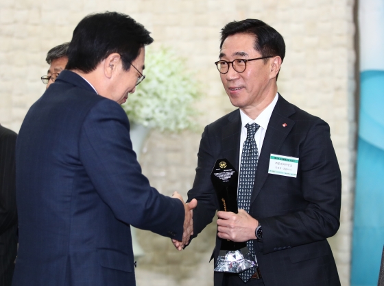 서청수 부산시장에게 상을 받고 있는 김창락 롯데 대표이사 /사진=롯데 자이언츠 제공