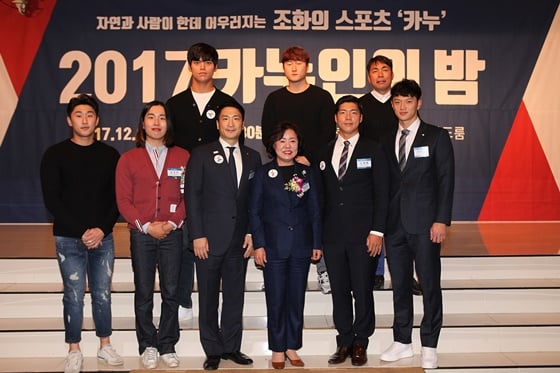 제11대 김용빈 신임회장(아랫줄 왼쪽 세번째)취임식을 겸한 '카누인의 밤' 송년행사가 지난 15일 열렸다./사진제공= 대한카누연맹