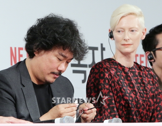 '옥자' 기자회견에서 안경을 닦고 있는 봉준호 감독과 지켜보는 틸다 스윈튼/사진=머니투데이 스타뉴스