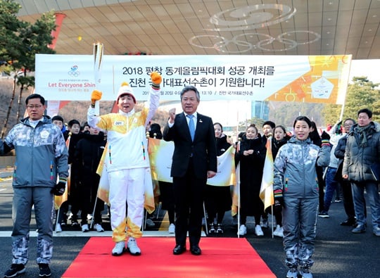 2018 평창 동계올림픽 이색 성화봉송 행사에 참석한 이재근 진천선수촌장과 이기흥 대한체육회장. /사진=대한체육회 제공