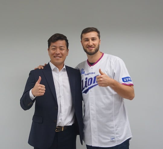 강민호와 아델만(왼쪽부터) /사진=삼성 라이온즈 제공