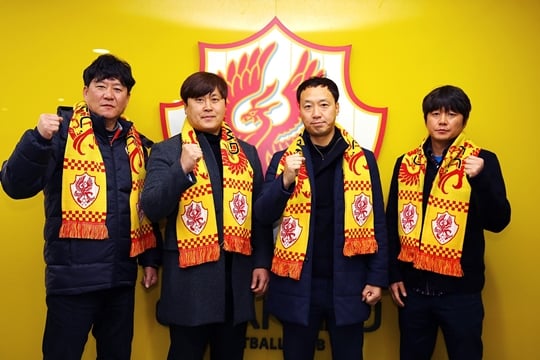 (왼쪽부터) 주용국 GK코치,유경렬 수석코치,박진섭 감독,조성용 코치 /사진=광주FC 제공