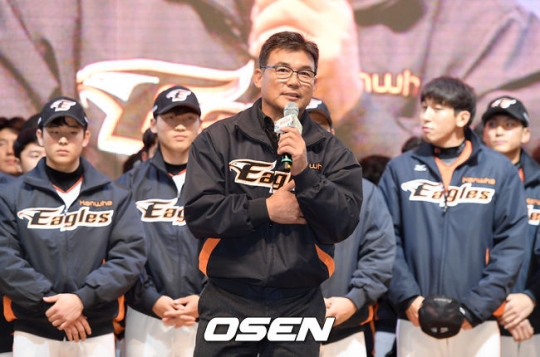 한화 박종훈 단장(가운데)