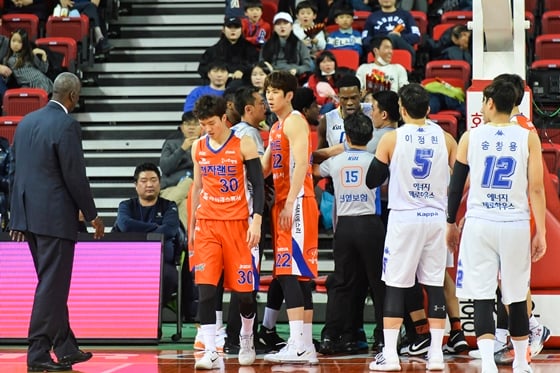 몸싸움 장면 /사진=KBL 제공