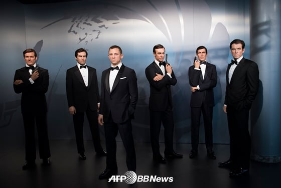 2016년 독일 베를린 마담투소 박물관에 전시된 역대 007 주인공 왁스 인형. 왼쪽부터 로저 무어, 티모시 달튼, 다니엘 크레이그, 숀 코네리, 조지 라젠비, 피어스 브로스넌 /AFPBBNews=뉴스1