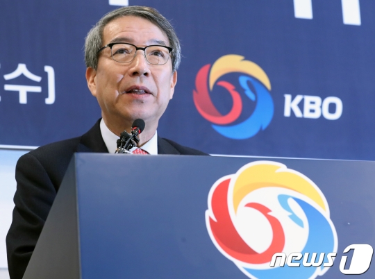 정운찬 KBO(한국야구위원회) 22대 신임 총재와 구본능 전 총재가 3일 서울 강남구 캠코 양재타워에서 열린 KBO 총재 이·취임식에서 악수를 하고 있다. /사진=뉴스1