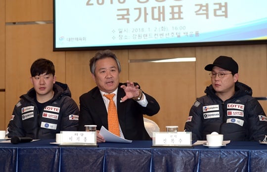 이기흥 대한체육회장이 2018년 새해를 맞아 동계종목 훈련장을 격려 방문했다. 사진은 알파인스키 경성현, 이기흥 회장, 신복수 코치(왼쪽부터). /사진=대한체육회 제공