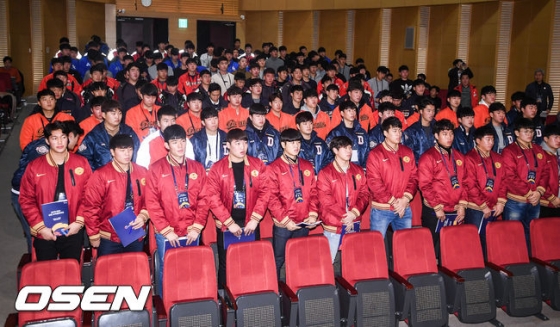 오리엔테이션에 참석한 신인 선수들.
