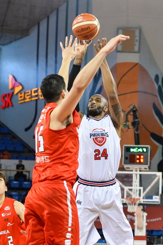 더블-더블을 만들며 팀 승리를 이끈 레이션 테리. /사진=KBL 제공