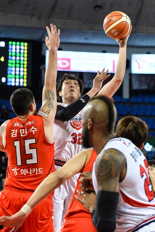 골밑에서 좋은 모습을 보인 이종현. /사진=KBL 제공