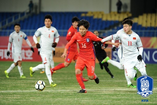슈팅을 시도하는 장윤호(가운데) /사진=대한축구협회 제공