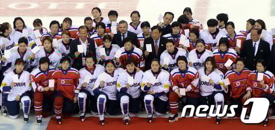 지난 2017년 4월 강원 강릉하키센터에서 열린 남북 대결 이후 기념촬영을 하는 남북 여자 아이스하키 대표팀 /사진=뉴스1