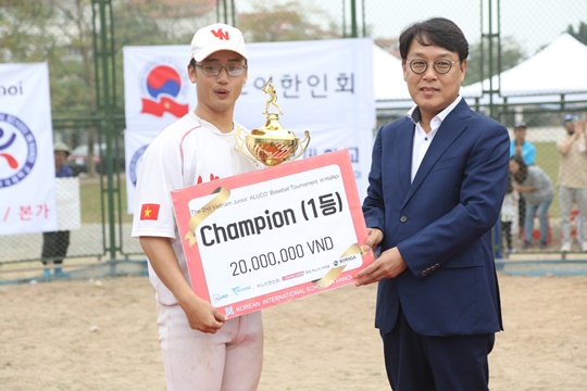 2회 베트남 하노이 알루코 주니어대회 으승팀인 하노이국립대학교를 시상하는 박석봉 회장./사진제공=양승호 파주 챌린저스 감독