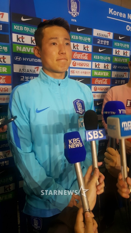 손준호가 22일 출국에 앞서 인터뷰에 임하고 있다 /사진=김우종 기자