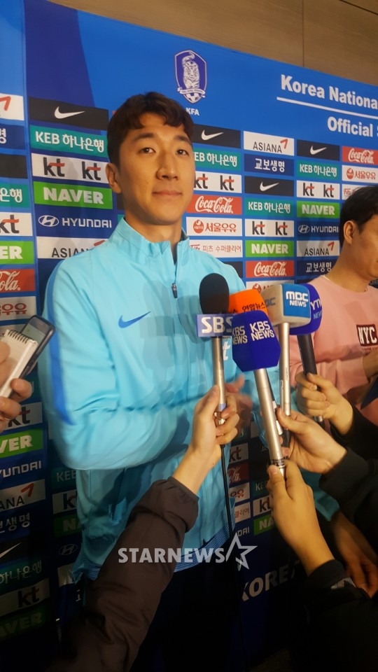 22일 출국에 앞서 인터뷰에 임하고 있는 정우영 /사진=김우종 기자