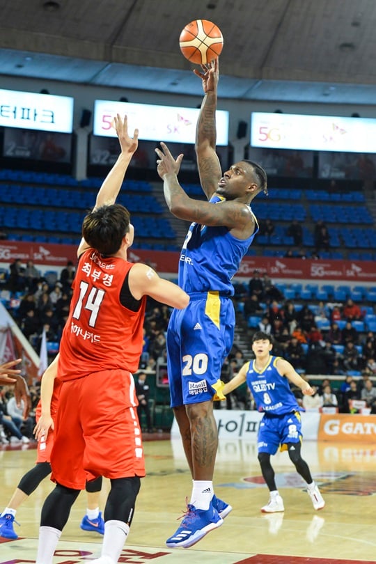 더블-더블을 기록하며 팀 승리를 이끈 라틀리프. /사진=KBL 제공